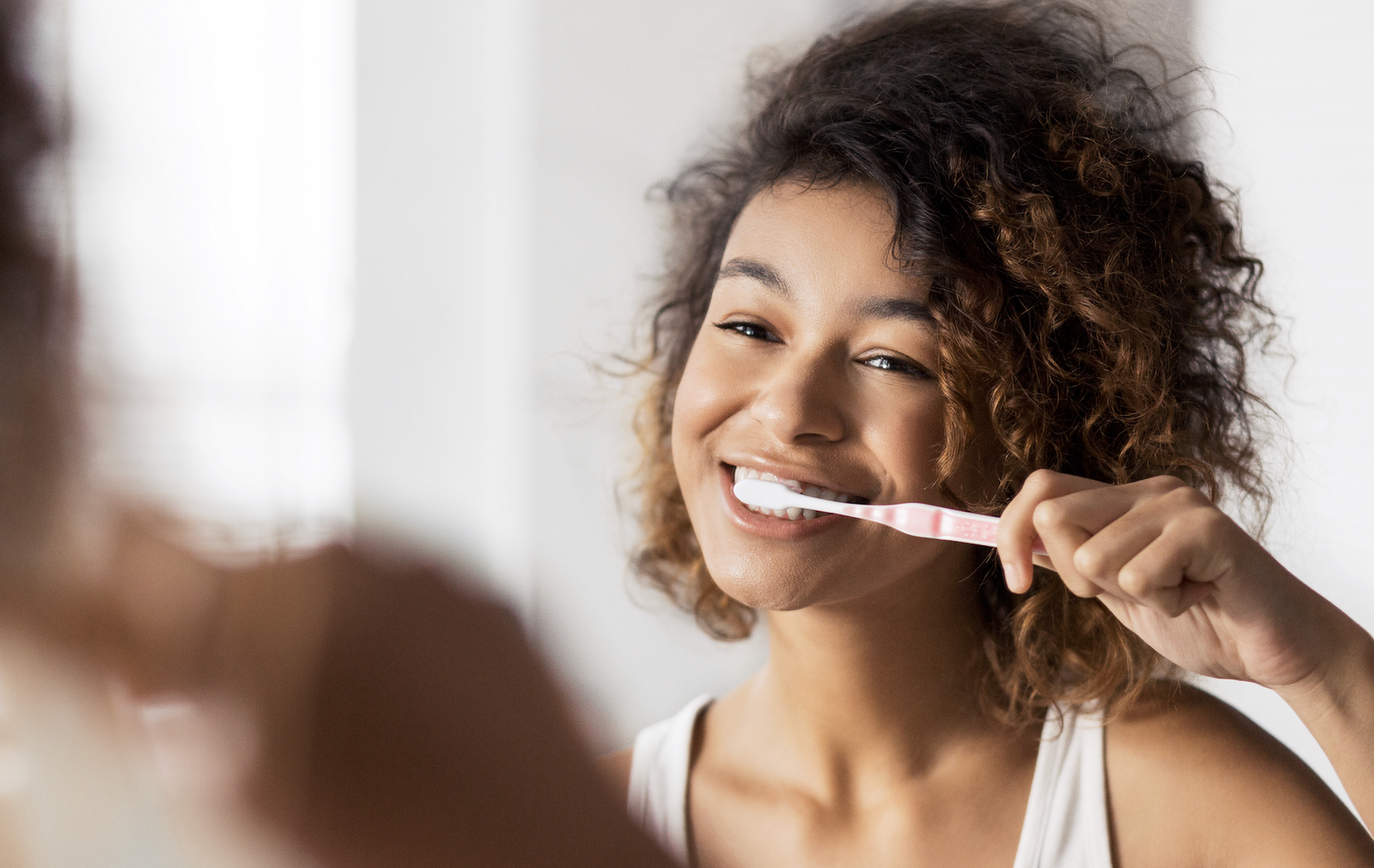 ナゼ女性の方が口臭が深刻なのか  ―女性ホルモンと口腔内環境の知られざる関係